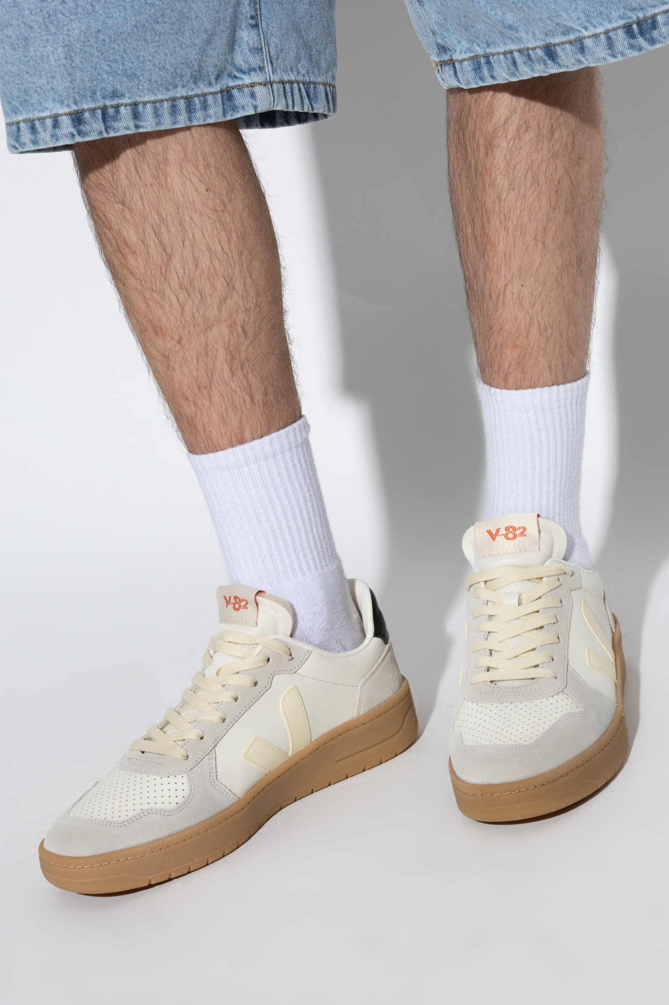 【送料&関税込】Veja V-82 Sneakers In White Suede And Leathe V-82 LEATHER WHITE NATURAL KAKI | VEJA